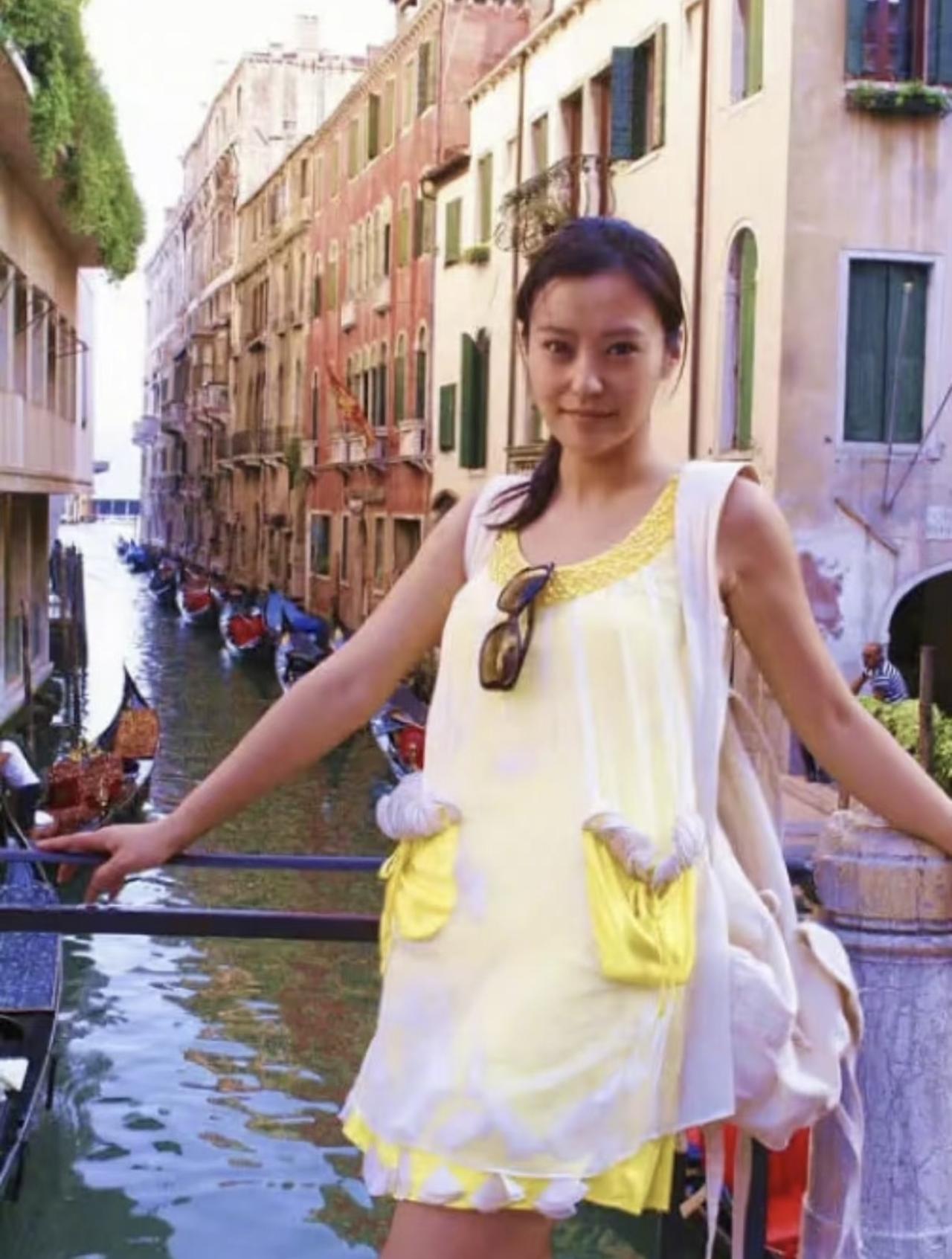 郝蕾的旧照，17年前，30岁的郝蕾，很有青春活力的样子。2008年，郝蕾在威