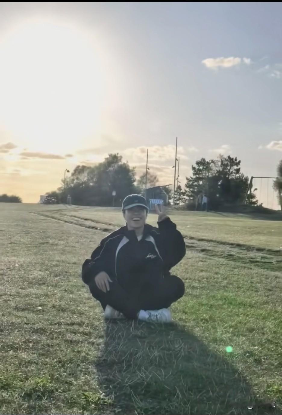 王艺迪发动态，依旧是那个笑的大大咧咧、没心没肺的大迪。看得出来大迪心情很不错，