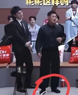 余文乐参加披哥一双平底的皮鞋，站在一众男星里显得好矮啊