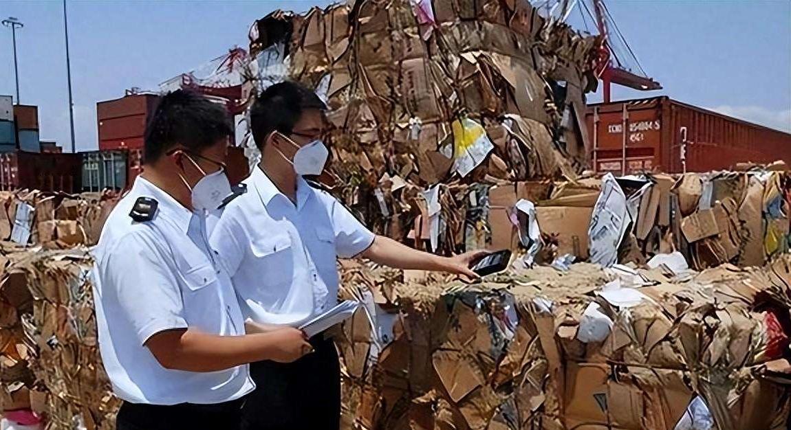 科技日报曝光！西方的洋垃圾又大量出口到我国！海关查获了多起以再生纸浆名义进口固体