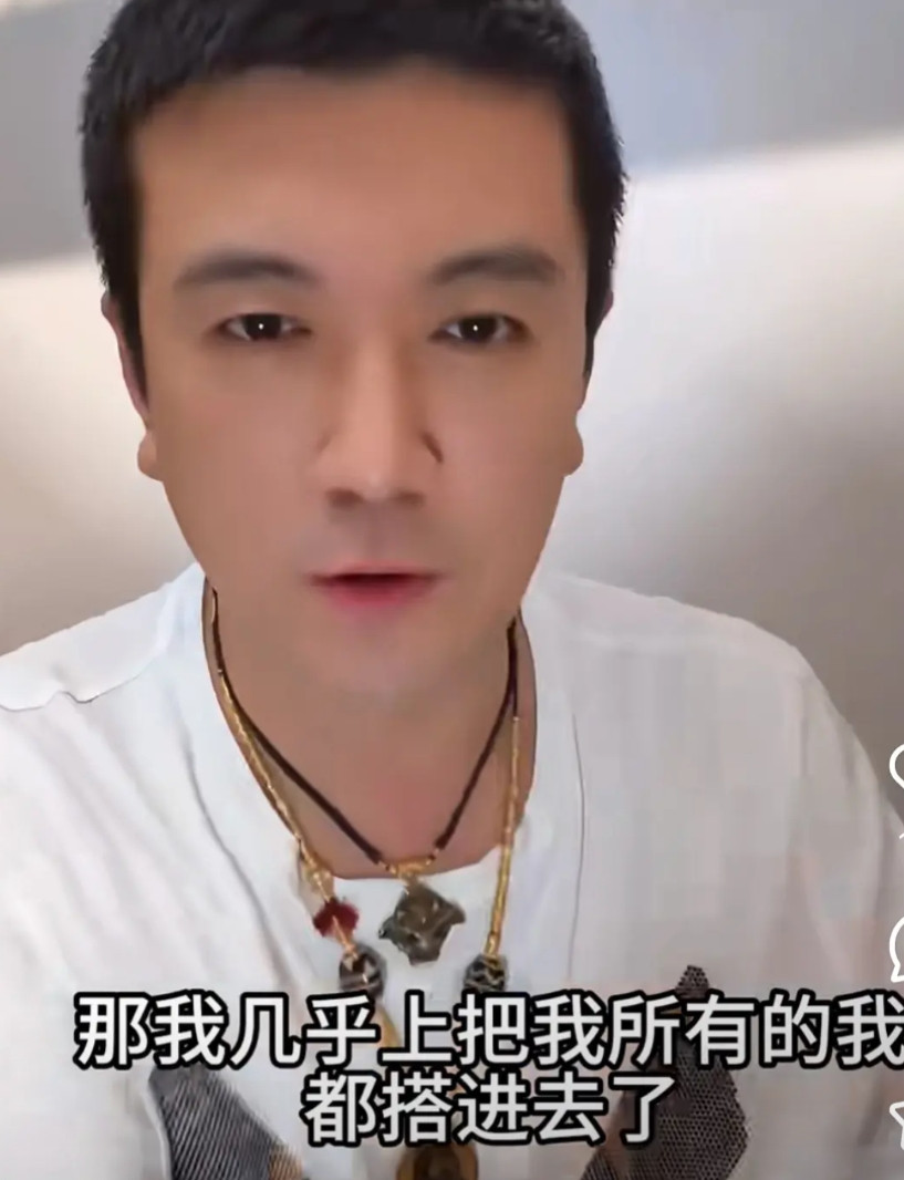 杨子直播还是离不了讲黄圣依那些事。他说当初跟黄圣依结婚没给彩礼，是因为帮她摆平