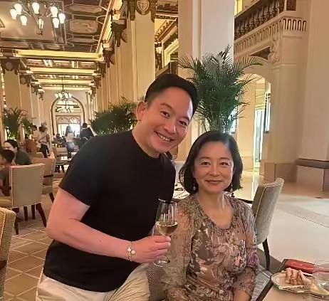 谁能想到啊，这就是70岁的林青霞，她脸上没有医美痕迹，老了也优雅好看……身材稍