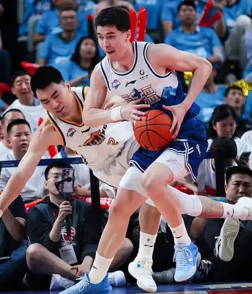 2026年的CBA，拼到最后还是外援的军备竞赛！辽宁签下克里斯就是最直接的信号。