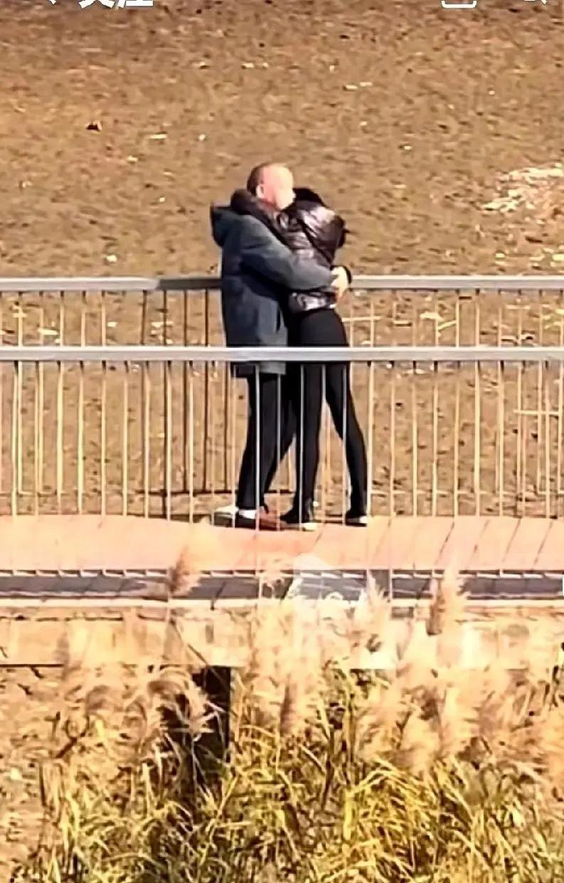 刷到个帖子说有人在荒郊桥上撞见六十岁大爷抱着四十多岁女人哭。画面描述得挺细，大