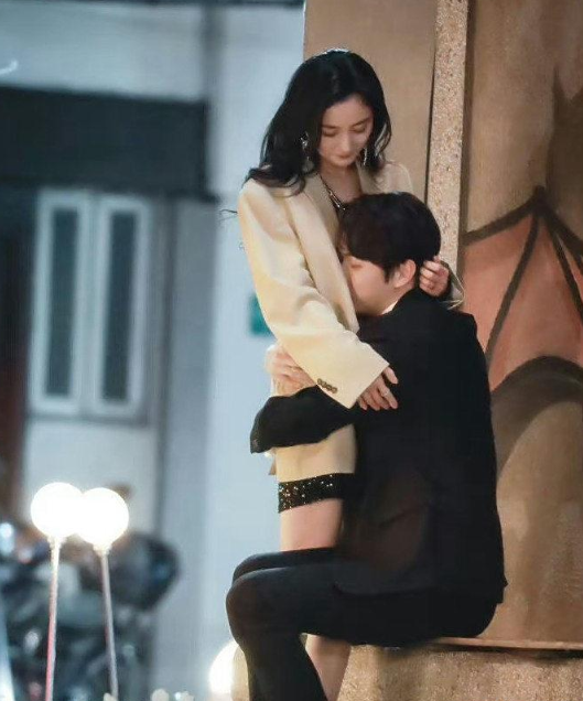 这个时候，谁不得同情杨幂一下？