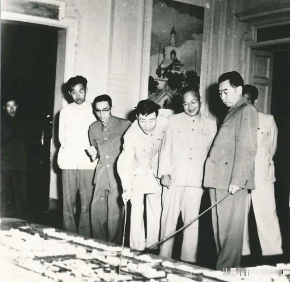1956年6月3日，郑天翔向周恩来总理汇报北京城市规划方案。前排左起：梁思成（左