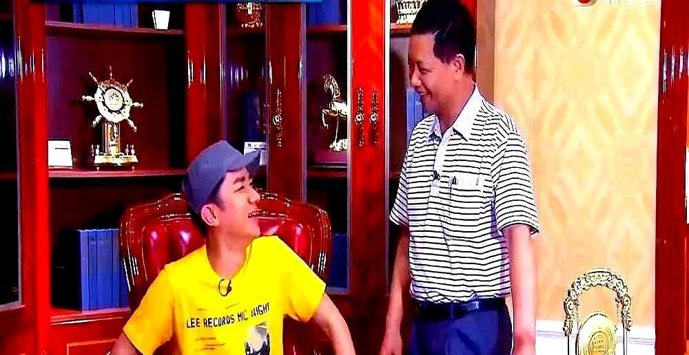 王祖蓝回东莞厚街探亲，直接把舅舅从老板椅上拽了下来。这事就发生在五天前，他