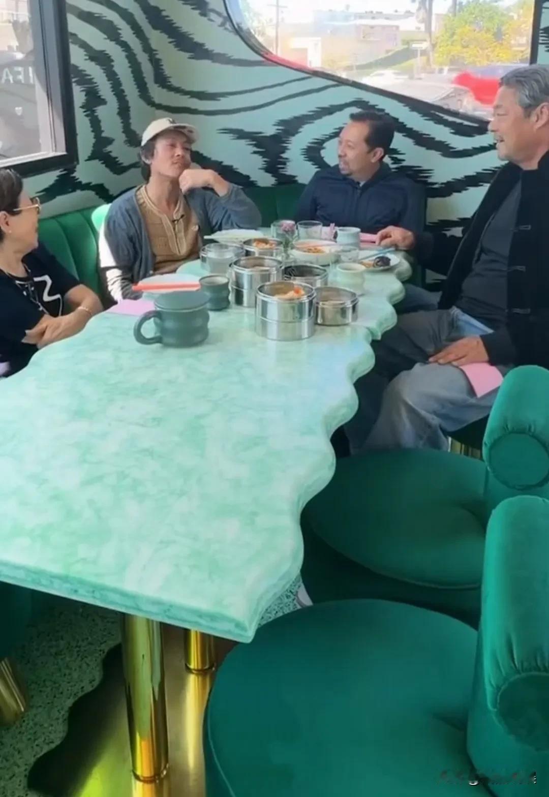 陈冠希和朋友在洛杉矶的一家中餐馆聚餐，他这么年轻，白头发好多啊！要说谁年轻时能