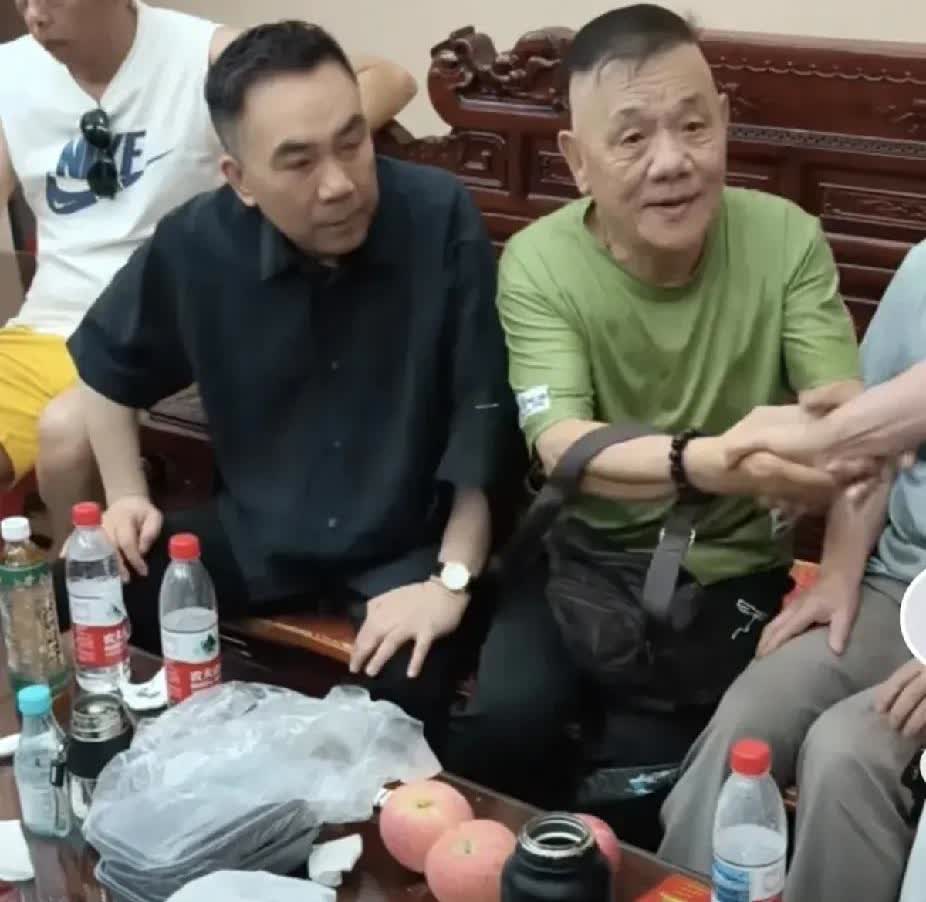 杨仪杨进明再次同框，不过是在杨老爷子的葬礼上。关于杨进明一直有一种说法是杨家