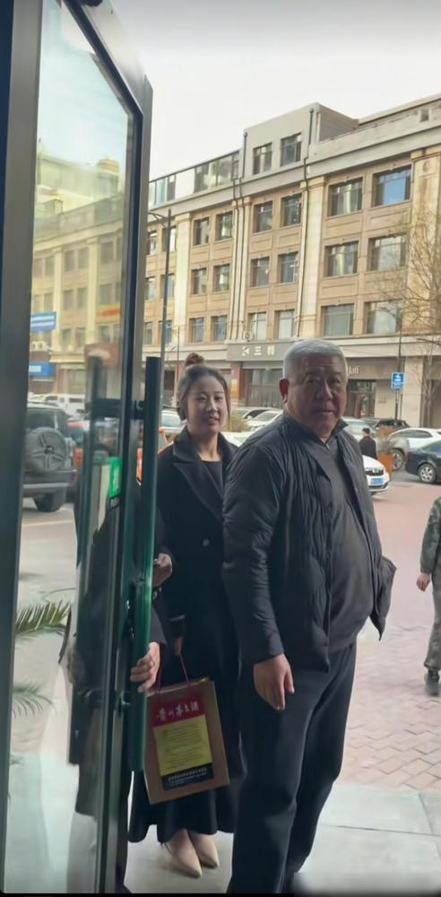 演员程煜真的豪爽、大方。看他最近带女儿在哈尔滨约老友吃饭，特意从家里翻出珍藏