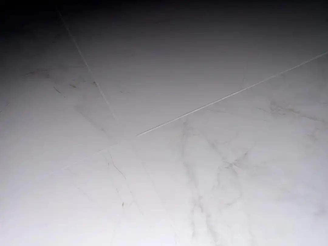 美缝剂鼓包？73%的人清缝第一步就做错了。清缝深度不到0.5毫米，美缝剂根