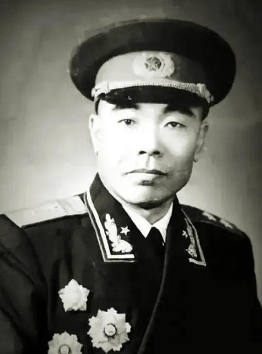 1955年，授衔仪式结束后，曾泽生流着泪说道：“感谢彭老总，是他让我赢得了中将的