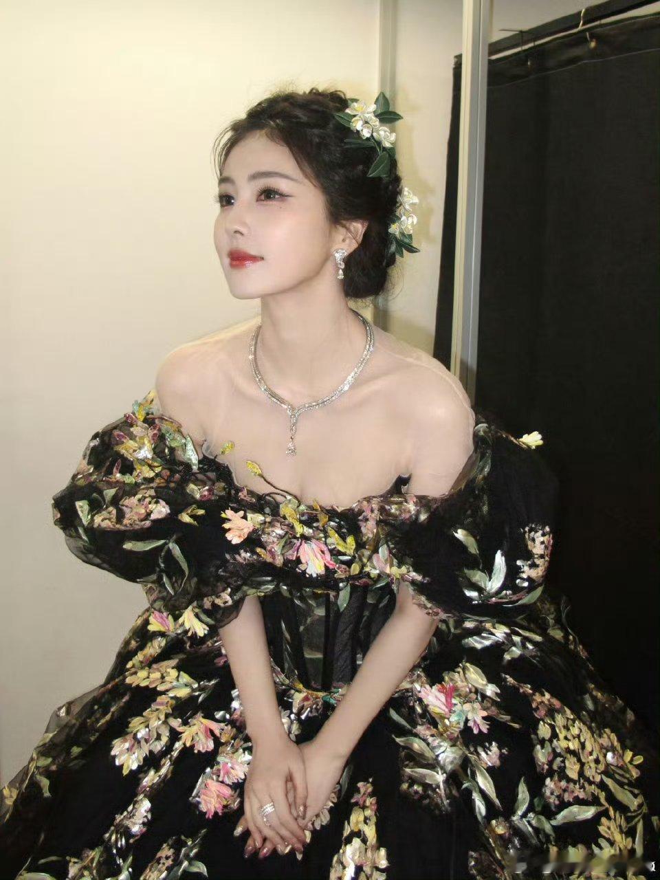 白鹿第二套高清美图来袭✌🏻头发上的小花和裙子简直太搭了完美