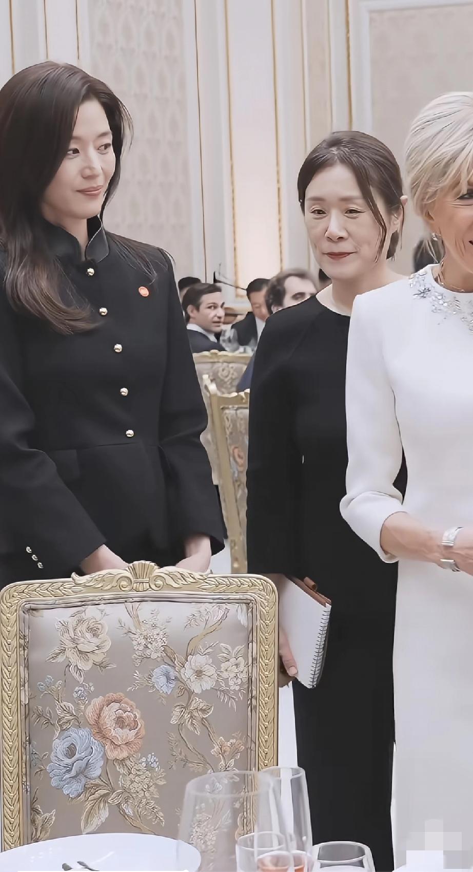 原来美女也会嫉妒美女！三星长公主李富真与全智贤一同参加活动，李富真在位置上坐