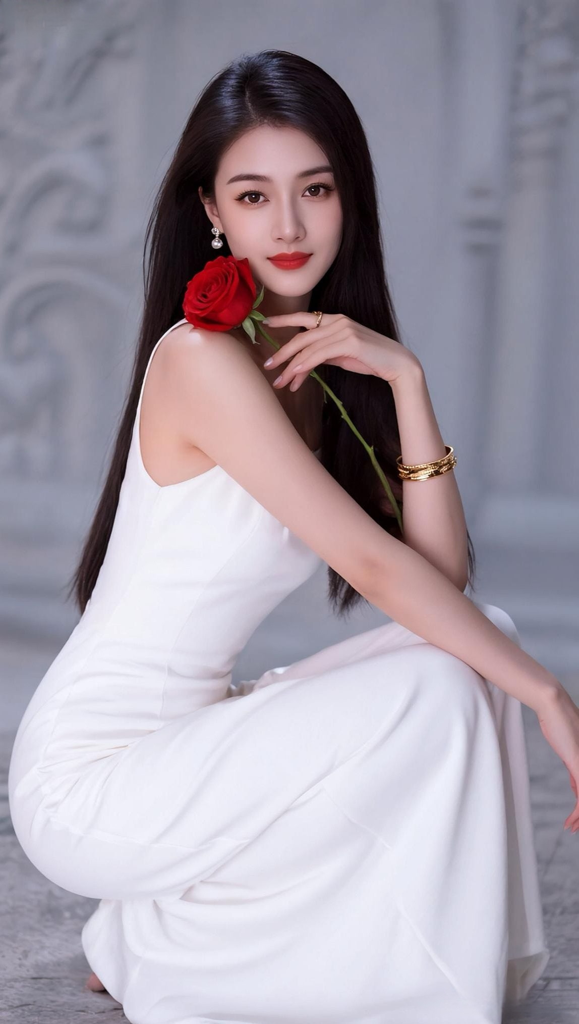 旧旋律里的新画面——白裙是底色，红玫瑰是今天的「在乎」。