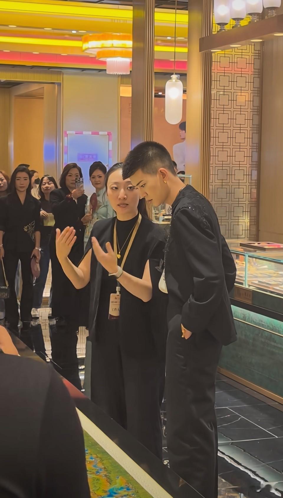 我的老天，有种佛子的感觉！[惊恐]到底是谁给国超出的主意剪这样的头发比之前