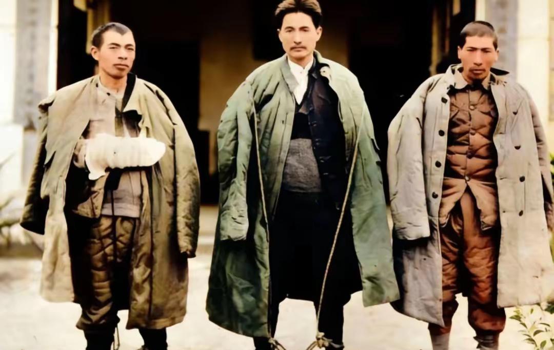 1935年被捕的三位英烈——刘畴西、方志敏、王如痴的旧照片。行刑前，他们没有屈膝