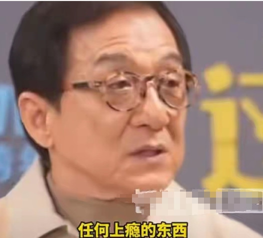 近日，成龙在采访中透露自己没有微信、也不搞微博，平时都靠短信交流，他还称任何能让