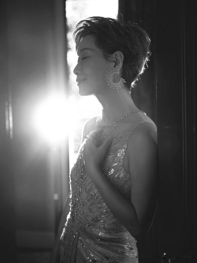 叶童的魅力在于她那种浑然天成的故事感，即使是最简单的站姿，最平常的表情，都能让人