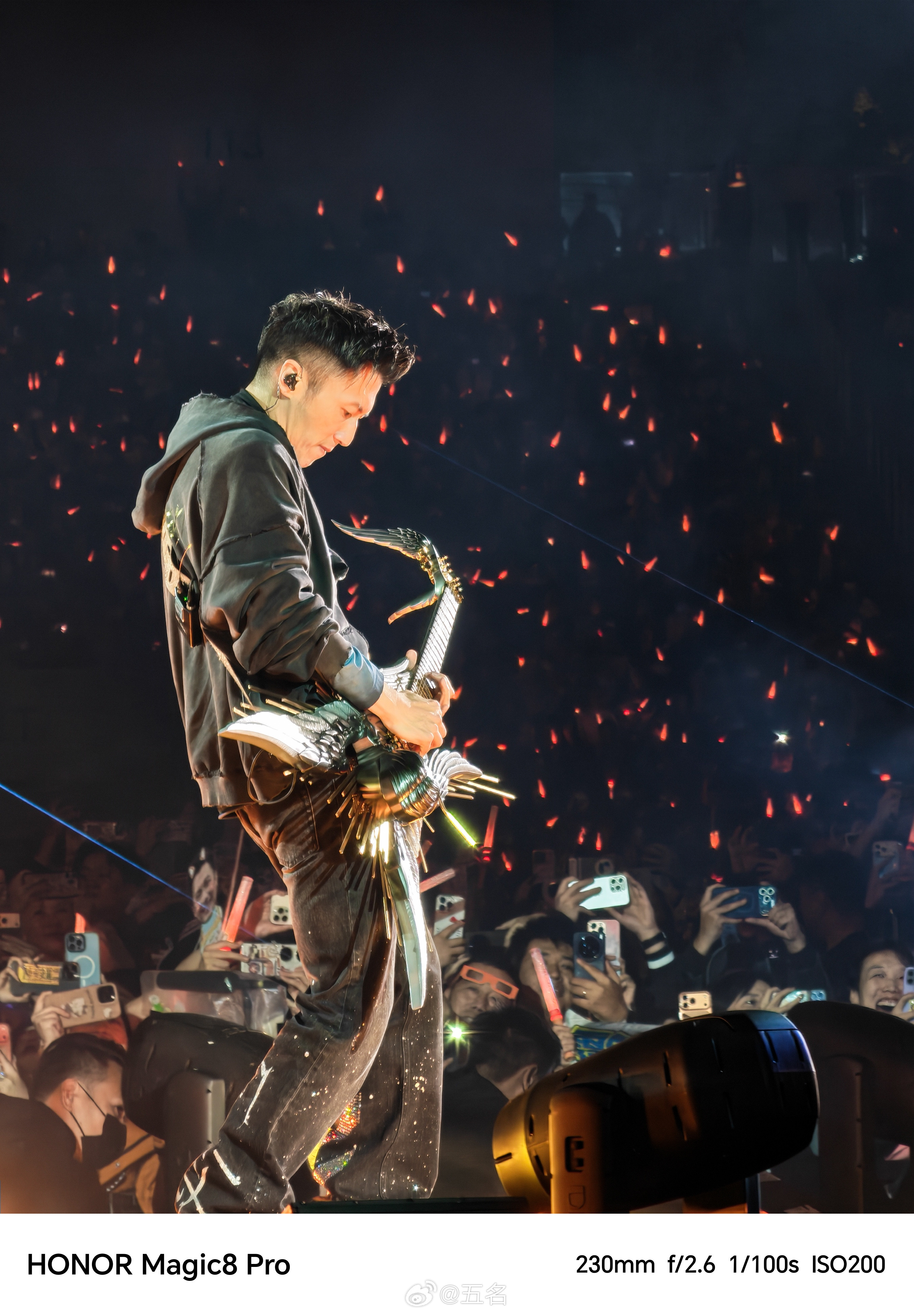 荣耀Magic8真就是演唱会神器！在谢霆锋进化演唱会苏州站，就算座位再远，2亿超