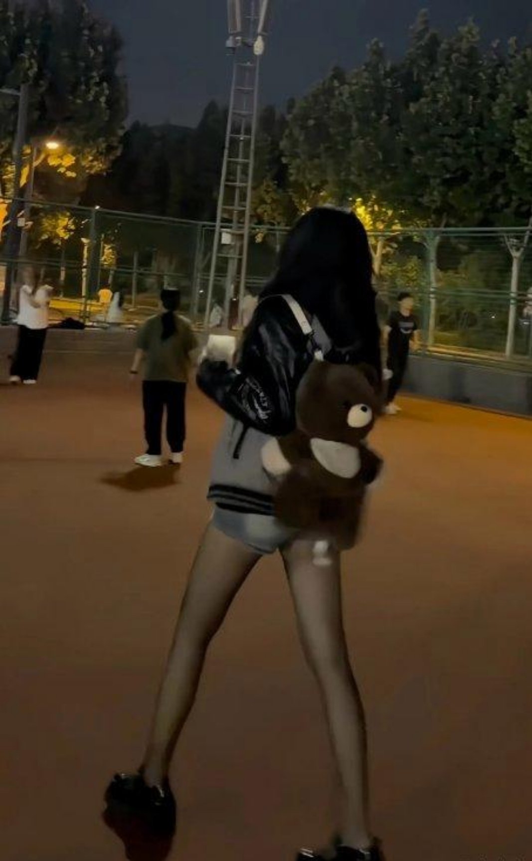 偶遇一个女生裤子破了，我该不该上去提醒她。​​​