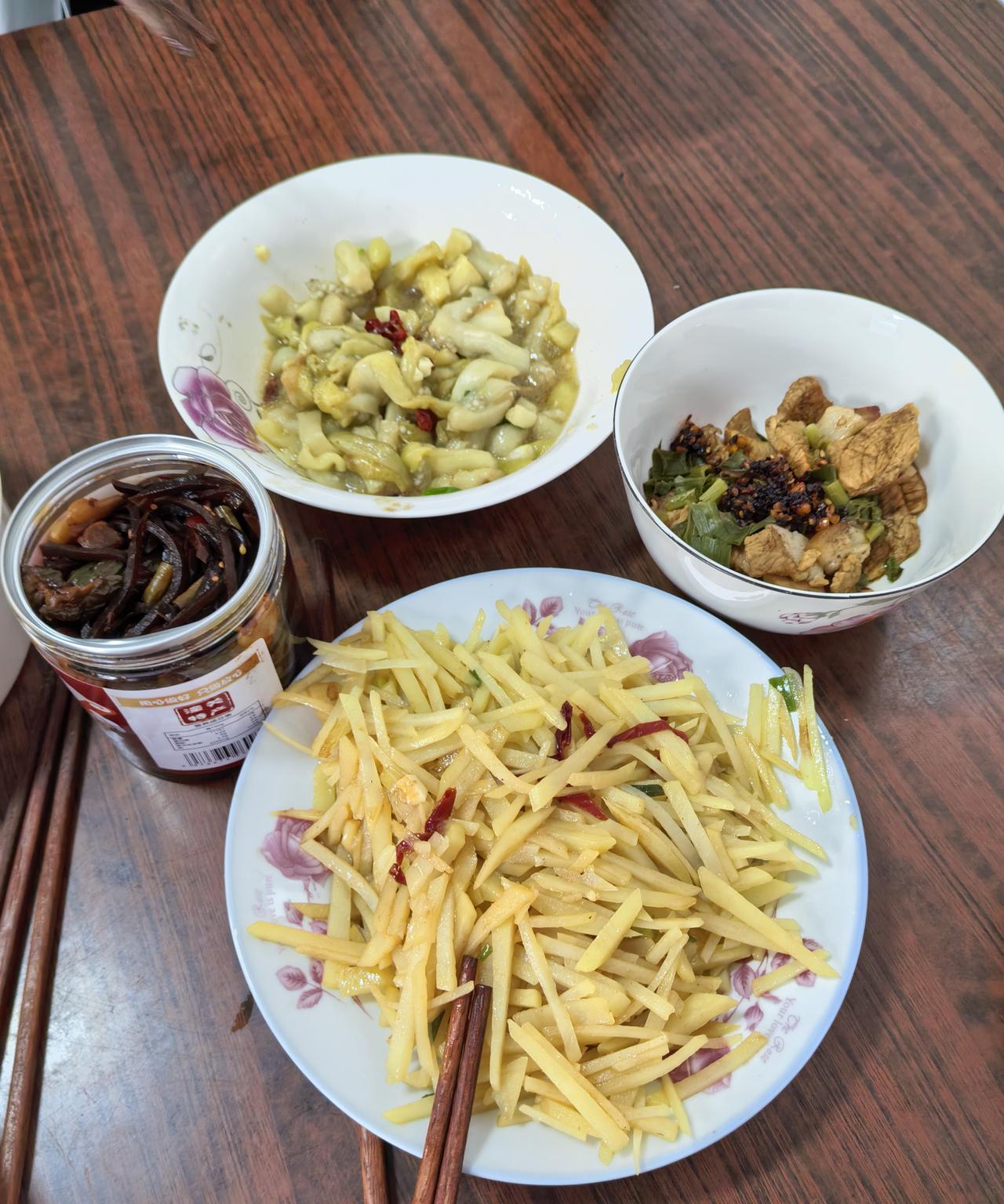 渭南农村老家的早饭，玉米稀饭，馒头，鸡蛋，两个菜，简简单单又是一餐，你们老家的早
