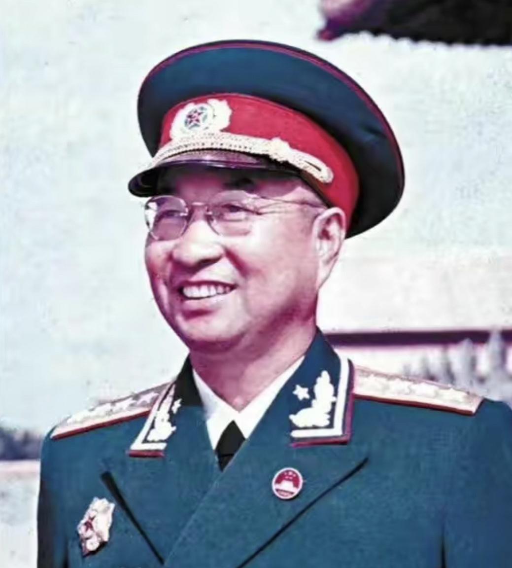 在1955年9月27日的授衔仪式上，毛主席走到陈庚面前说:“你当大将军了，跟着我