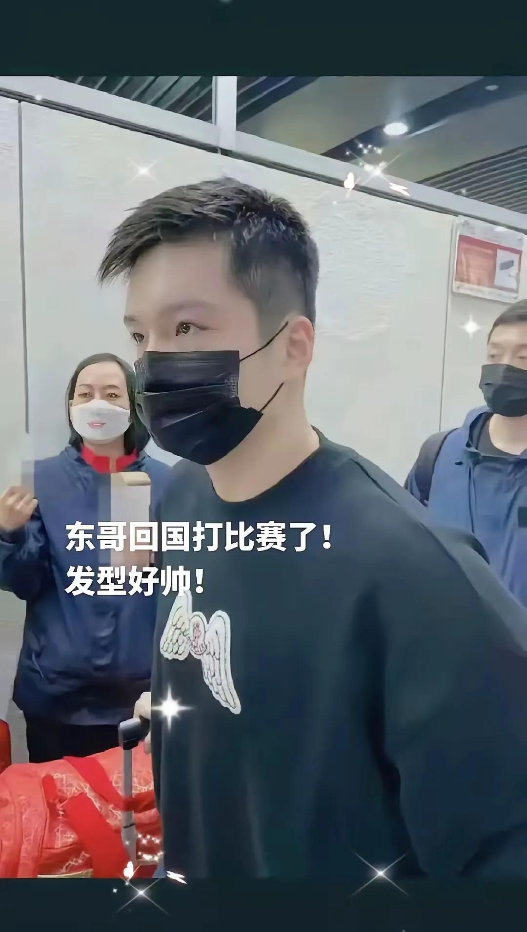 樊振东回来打乒超了，状态回到了18岁。这次为了乒超还专门剪了一个时髦的飞机头。