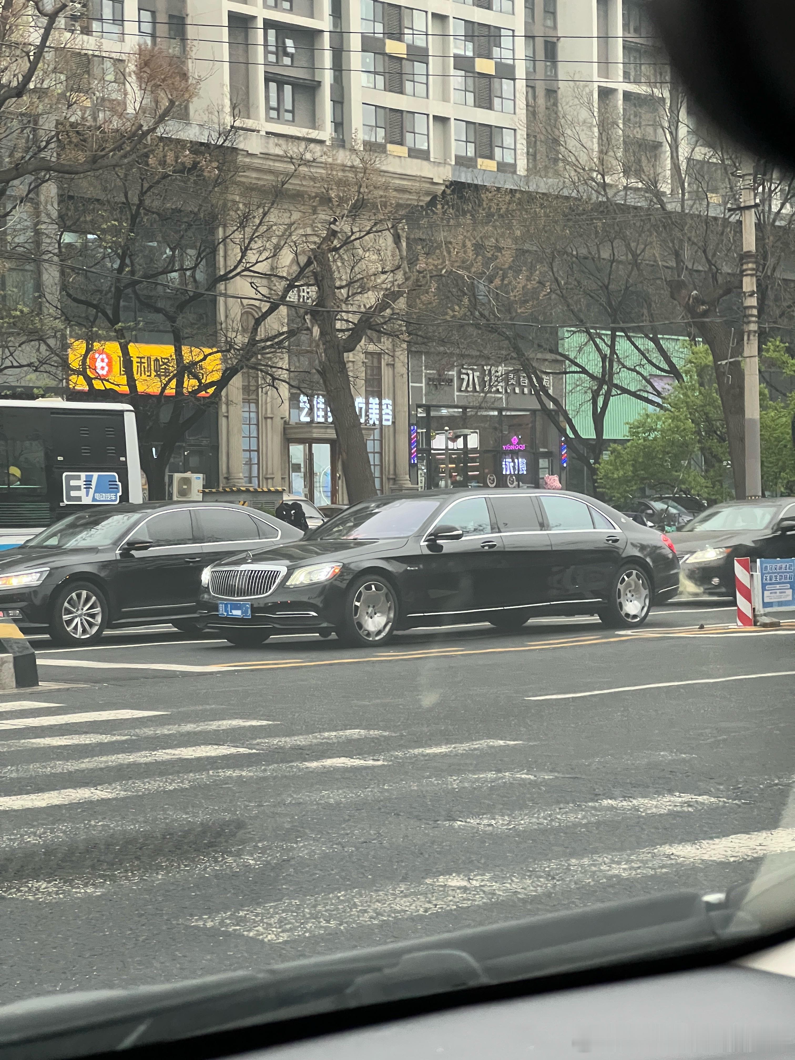 虽然不是普尔曼，但奔驰W222加长之后的感觉也是足够震撼了。全民拍车奔驰S级北