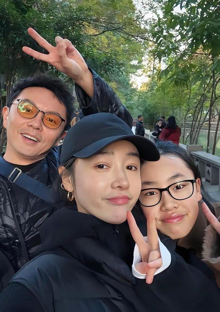 都以为网大一哥谢苗回家是大佬，没想到跟在老婆女儿身后，活脱脱一个小跟班。很多人不