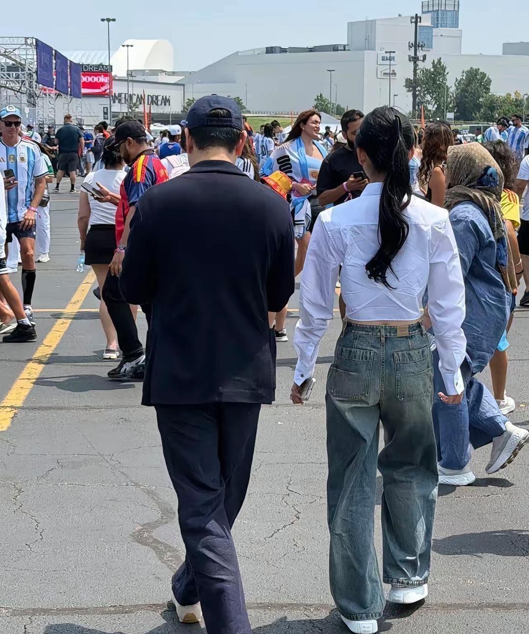 林俊杰带小21岁的23岁女友~七七看世界杯啦！他俩一起走，亲密又大方。七七打扮简约，长得秀气，观赛时