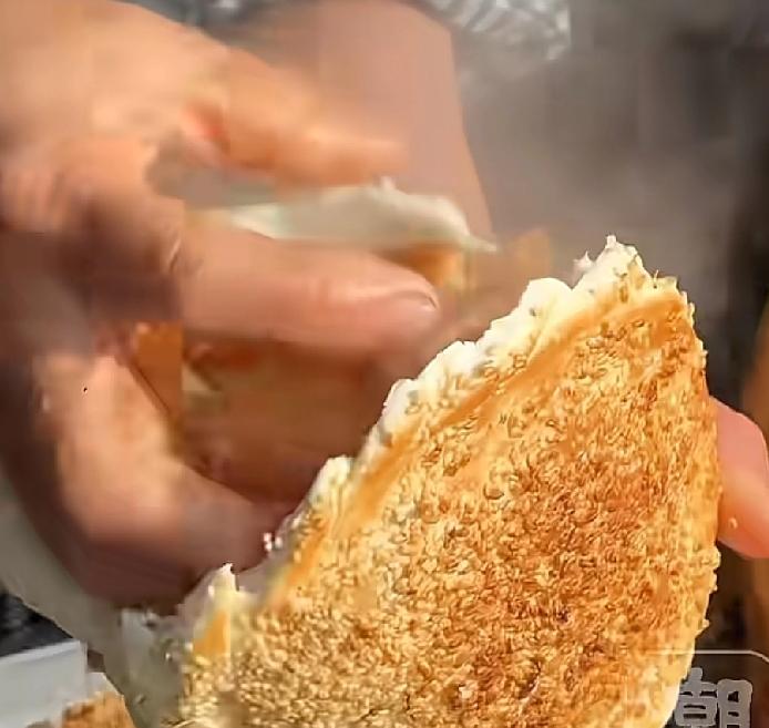 怎么可能有这么凑巧的事情？河南郑州一位18岁小伙下班买了一张烧饼可是回家后，