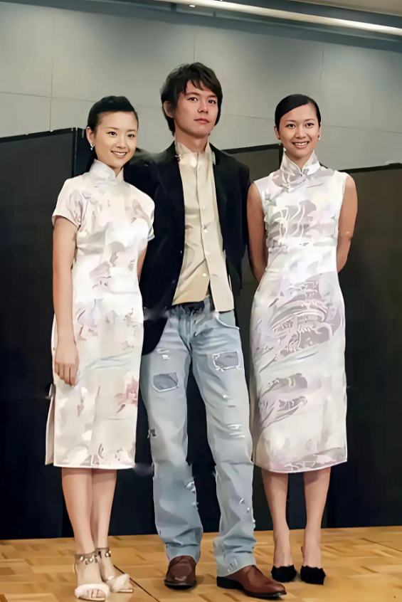 在这张照片里三个人，两位美女都认识吧，诶，中间那位男的是谁呢，有知道的没。