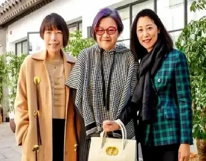 洪晃在香港被韩国贵妇一眼识破真包，对方却笑说平时只背A货，重要场合才请真身出山。