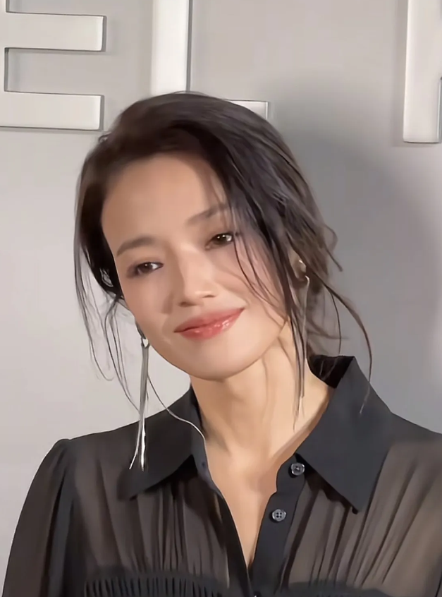 小时候感觉她长得好丑啊，嘴巴太大了。可现在却觉得她特别美，简直让人眼前一亮，状态