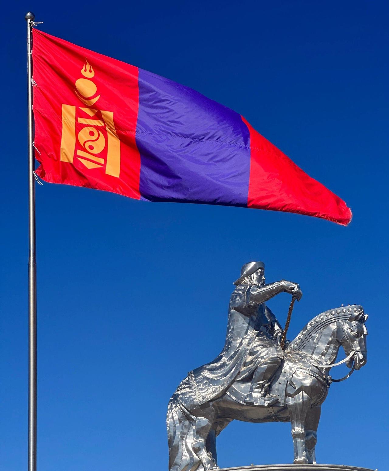 蒙古国乱成一锅粥，反华到底图啥？乌兰巴托广场上，年轻人举着牌子、喊着口号，火气都