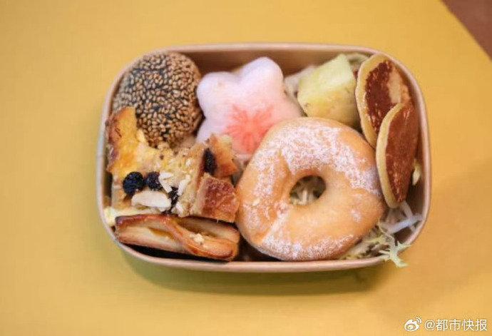 最近杭州国寿君澜大饭店的一则操作，把“剩菜盲盒”卷到了新高度——40块钱