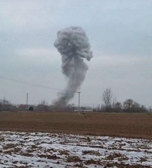 凌晨五点，王师傅的梦被撕碎了。巨响过后，窗边多了一层碎玻璃，天边多了一朵蘑菇