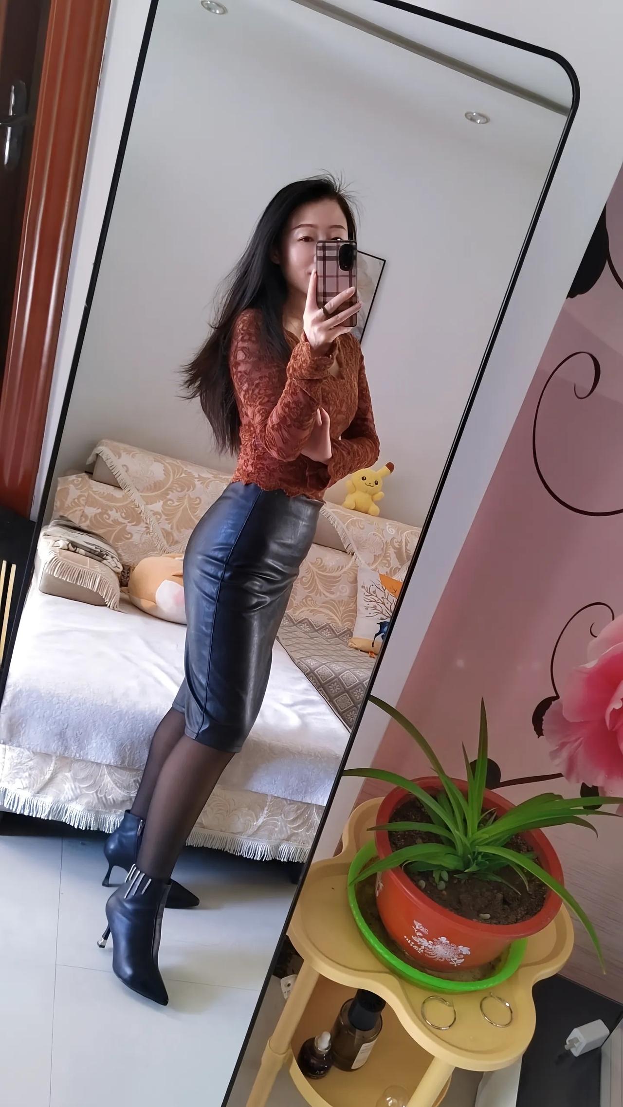 优雅穿搭指南：棕色毛衣+黑色皮裙，时尚又显瘦！