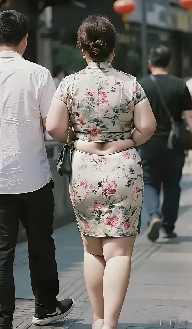 女的胖不趁穿旗袍，衣服勒的太紧绷。你看，她这样穿真的好看吗？这女的身材稍微有