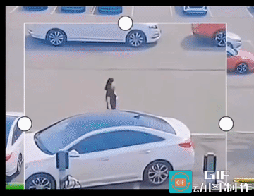 女司机不知为何这样子停车，站了两个车位，而且还是有充电桩的车位，便关门而去，估计