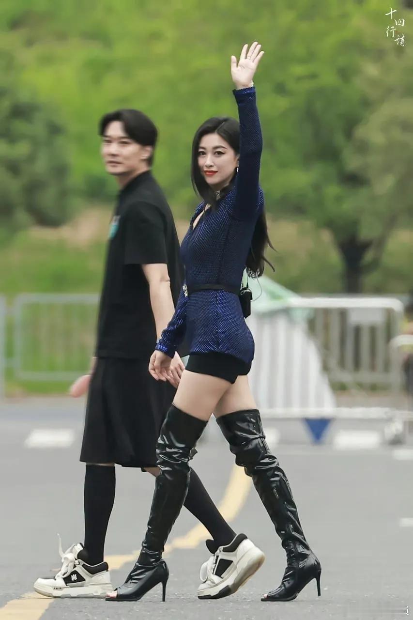 感觉朱珠的老公一点配不上她？这小蛮腰，大长腿，腰臀比，真是绝了。