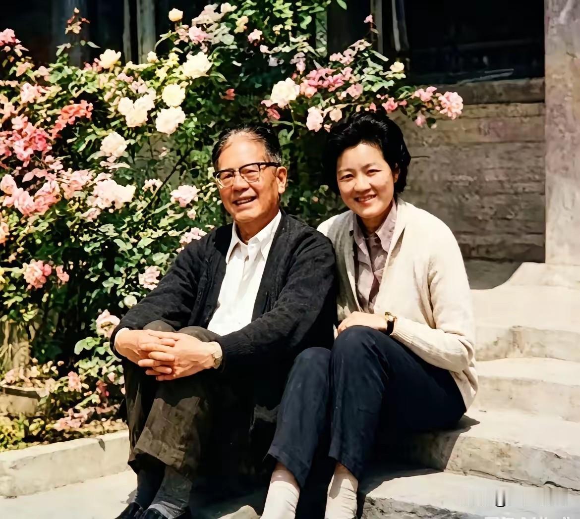 1974年，在史家胡同，乔冠华和章含之虽相差22岁，留下珍贵的留影，俩人非常恩爱