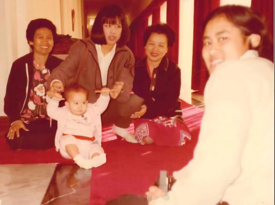 王室王室泰国王室暹罗往事“血缘关系真是奇妙”看见一张神奇的老照片：照片里牵小孩