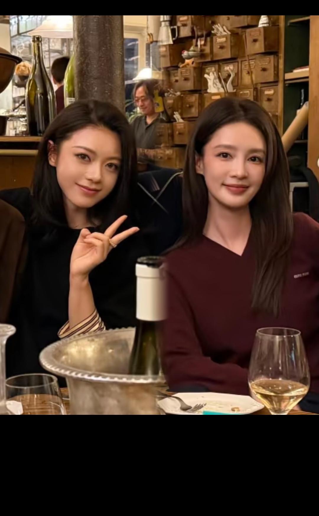 明明那么多美女，但是李沁的美很有辨识度，让人一眼就能认得出！只是李沁旁边这位美
