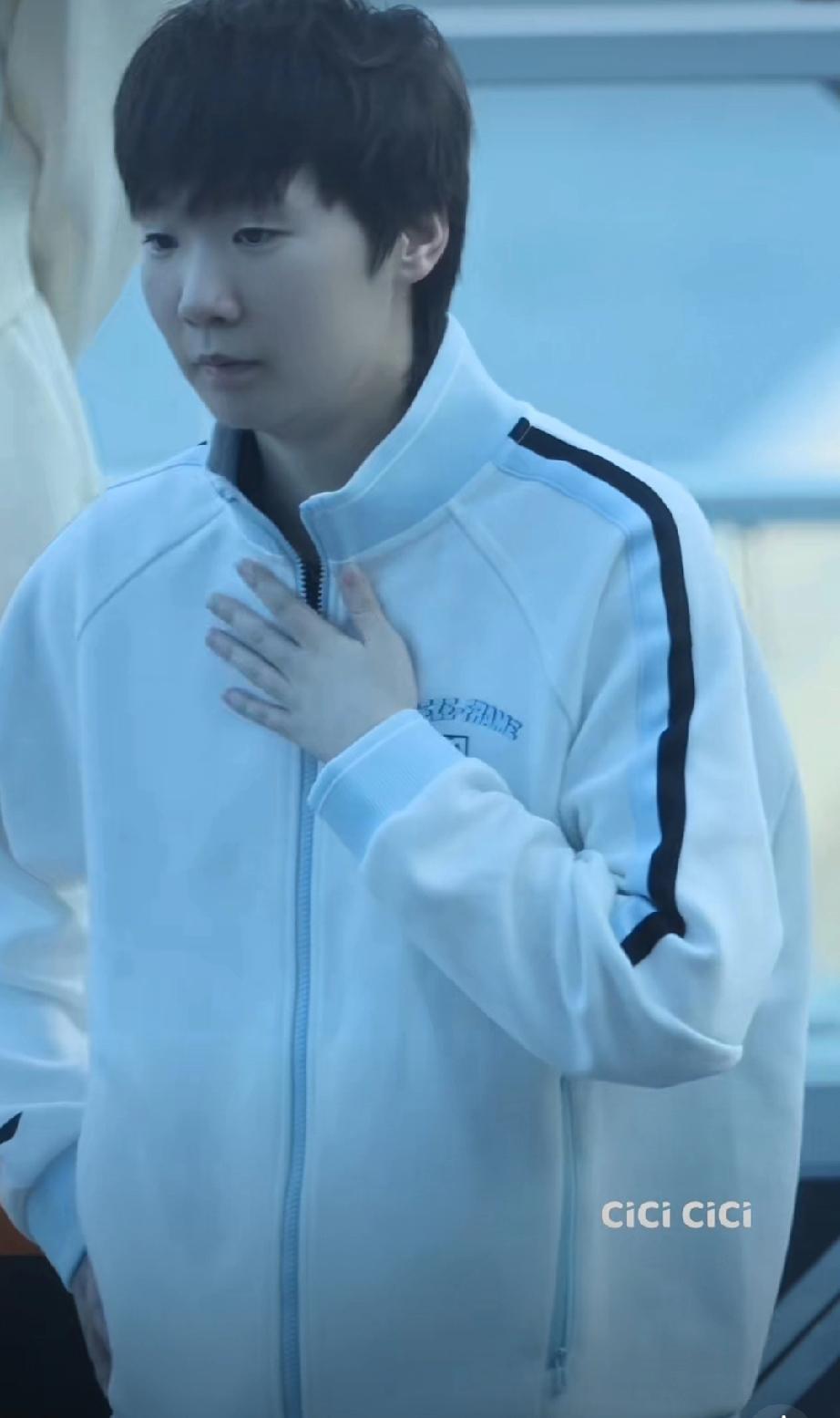 在香港维多利亚港前拍摄WTT香港年终总决赛城市照的王曼昱！是刚洗完头毛茸茸的曼