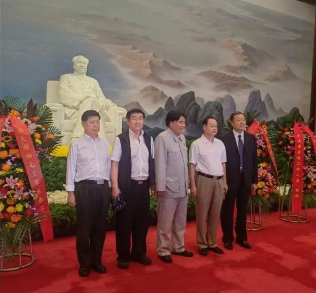 李讷的亲家与李银桥之子李卓韦一行人，到毛主席纪念堂敬献花圈。2026年，是