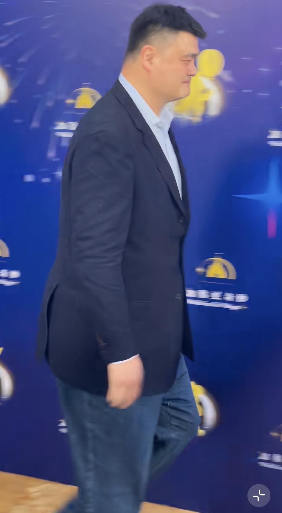 6月15日，姚明参加上海迪士尼10周年活动，身材发福明显，走路弯腰驼背，完全没有