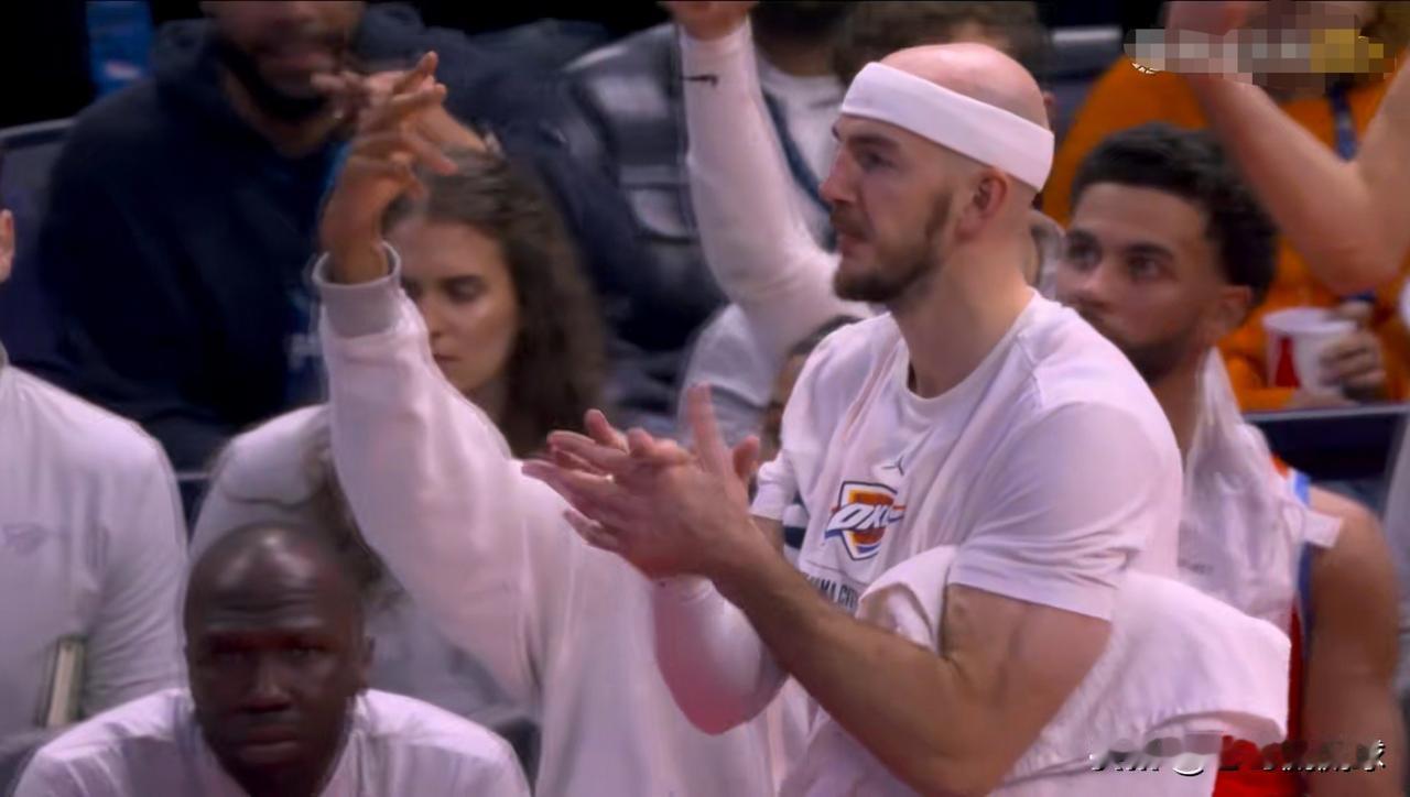 雷霆老将卡鲁索真是太会划水了！在今天雷霆主场以138：89大胜太阳的比赛中，31