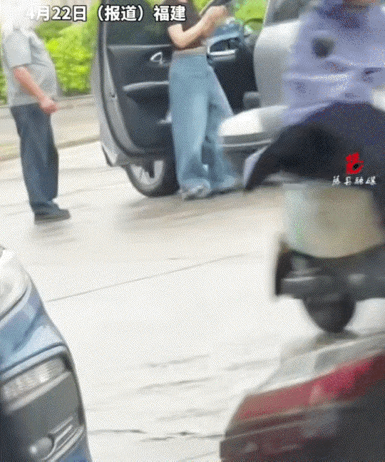 出乎预料了。福建，一女子与保安疑似发生了口角，双方理论之时，女子下车上前就踹了保